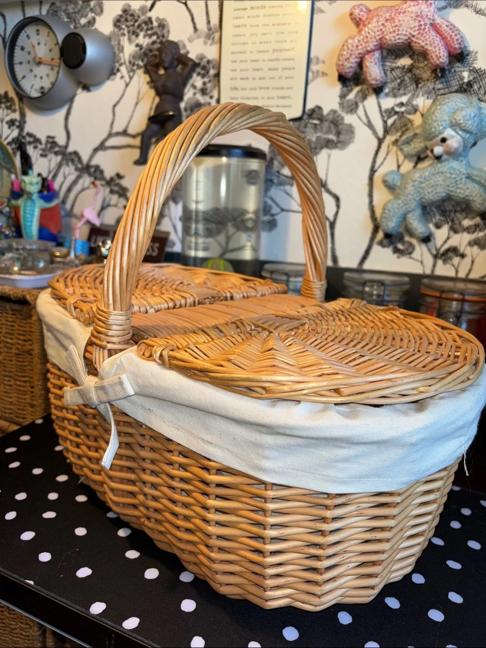 EUC hand-woven wicker picnic basket features a double-lid design and a white fab